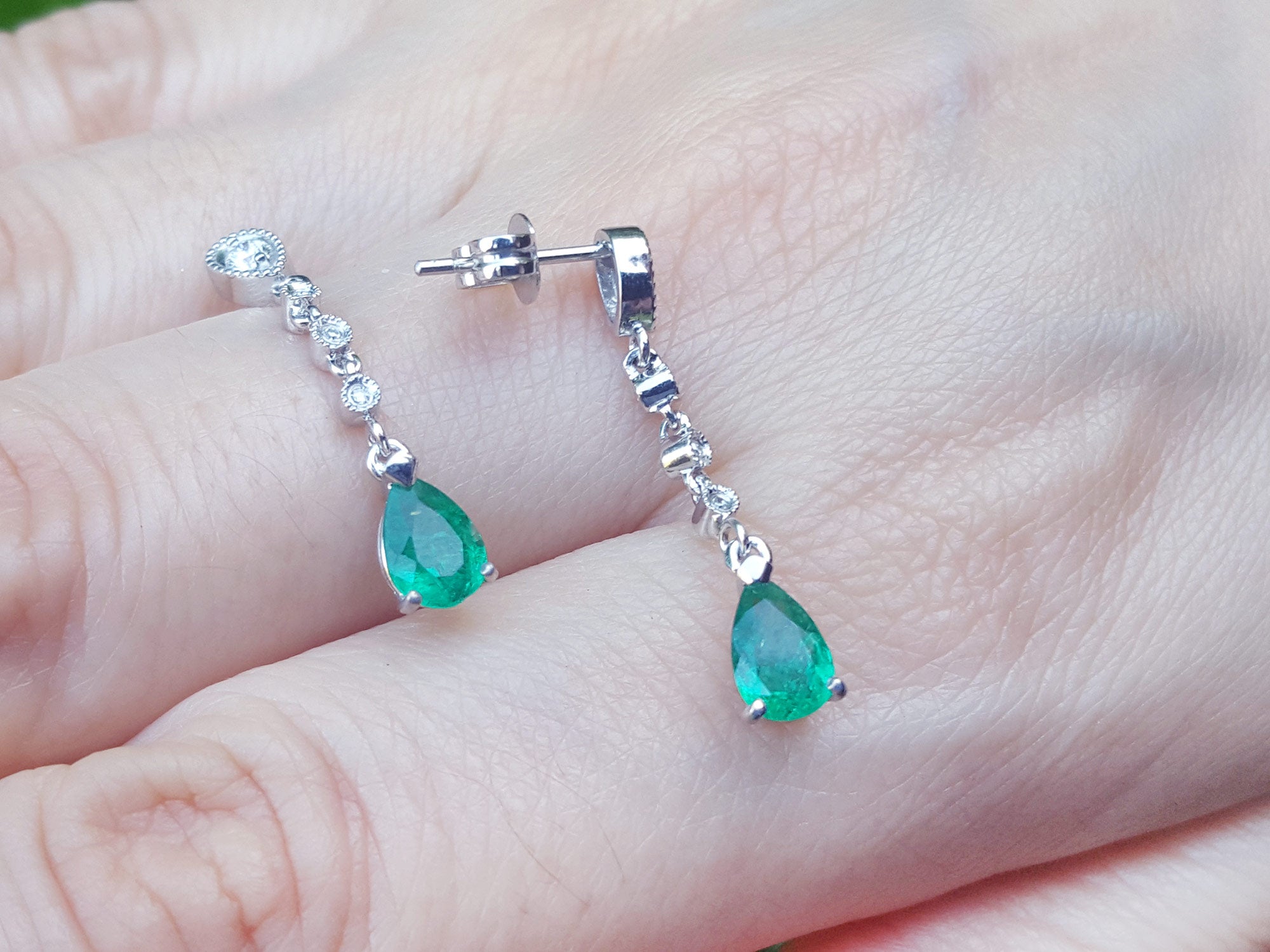 14k gold emerald dangle earrings