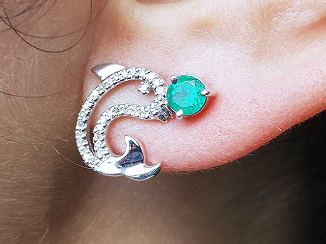Dolphine earrings with emeralds
