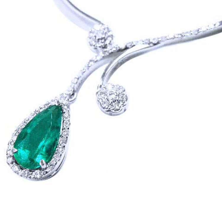Emerald necklace: this is a natural emerald from the Muzo mines in Colombia, in a halo of natural diamond set in 18k white gold