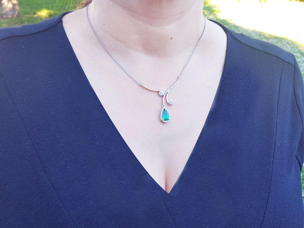 Mother&#39;s Day gift emerald necklace, this is a natural emerald source from the Muzo mines in Colombia, in a halo of natural diamond