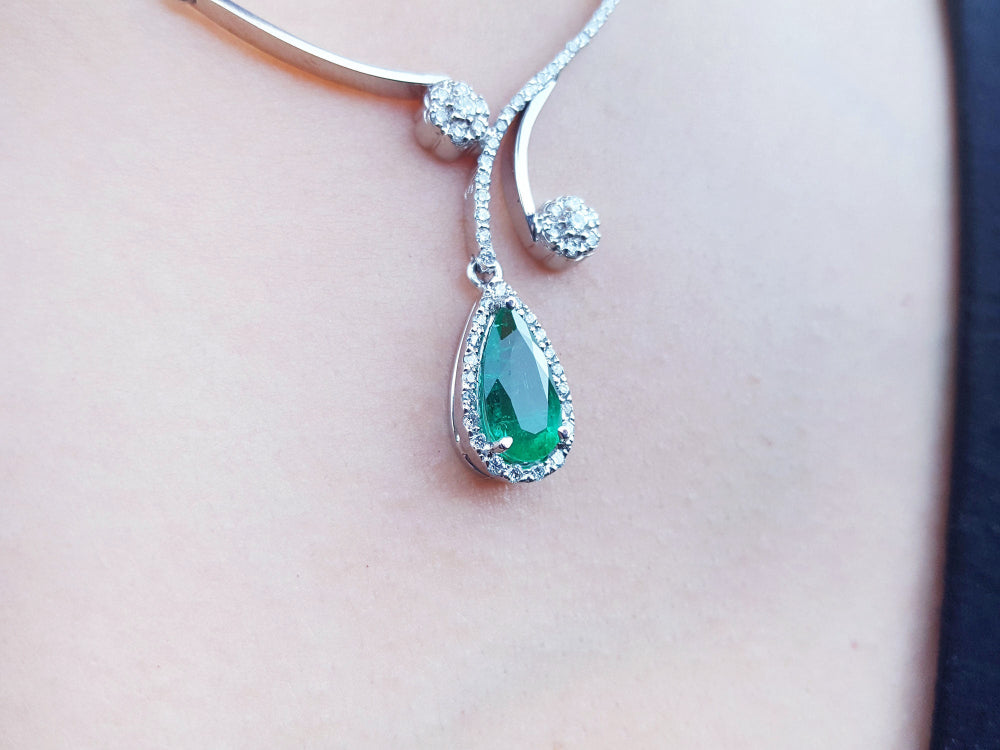 Pear cut natural emerald necklace, this is a natural emerald from the Muzo mines in Colombia, set in 18k white gold