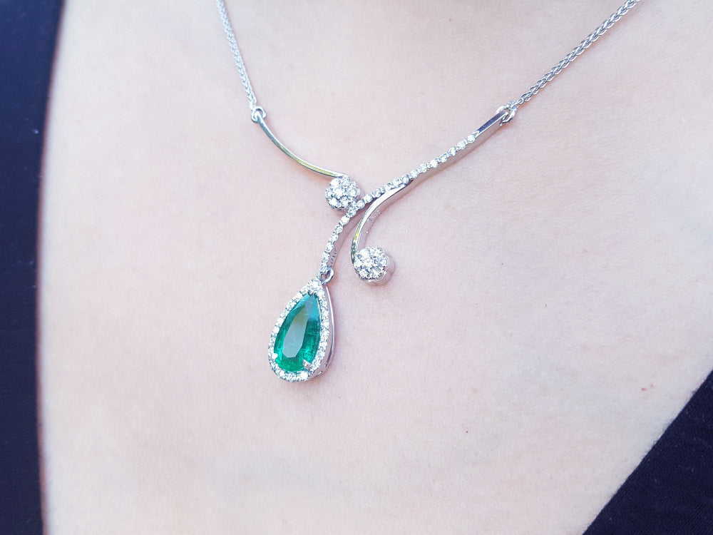 Emerald and diamond necklace for women, this is a natural emerald sourced from the Muzo mines in Colombia