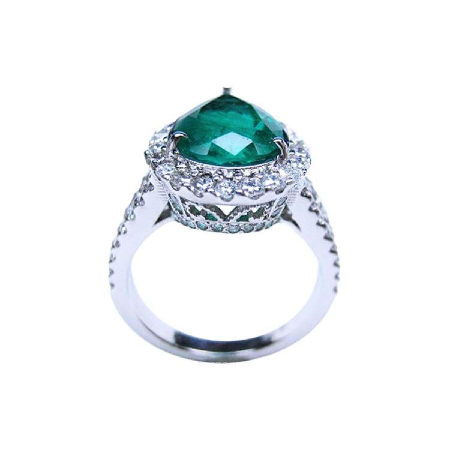 18K white gold ring with a large pear-shaped emerald surrounded by sparkling diamonds.