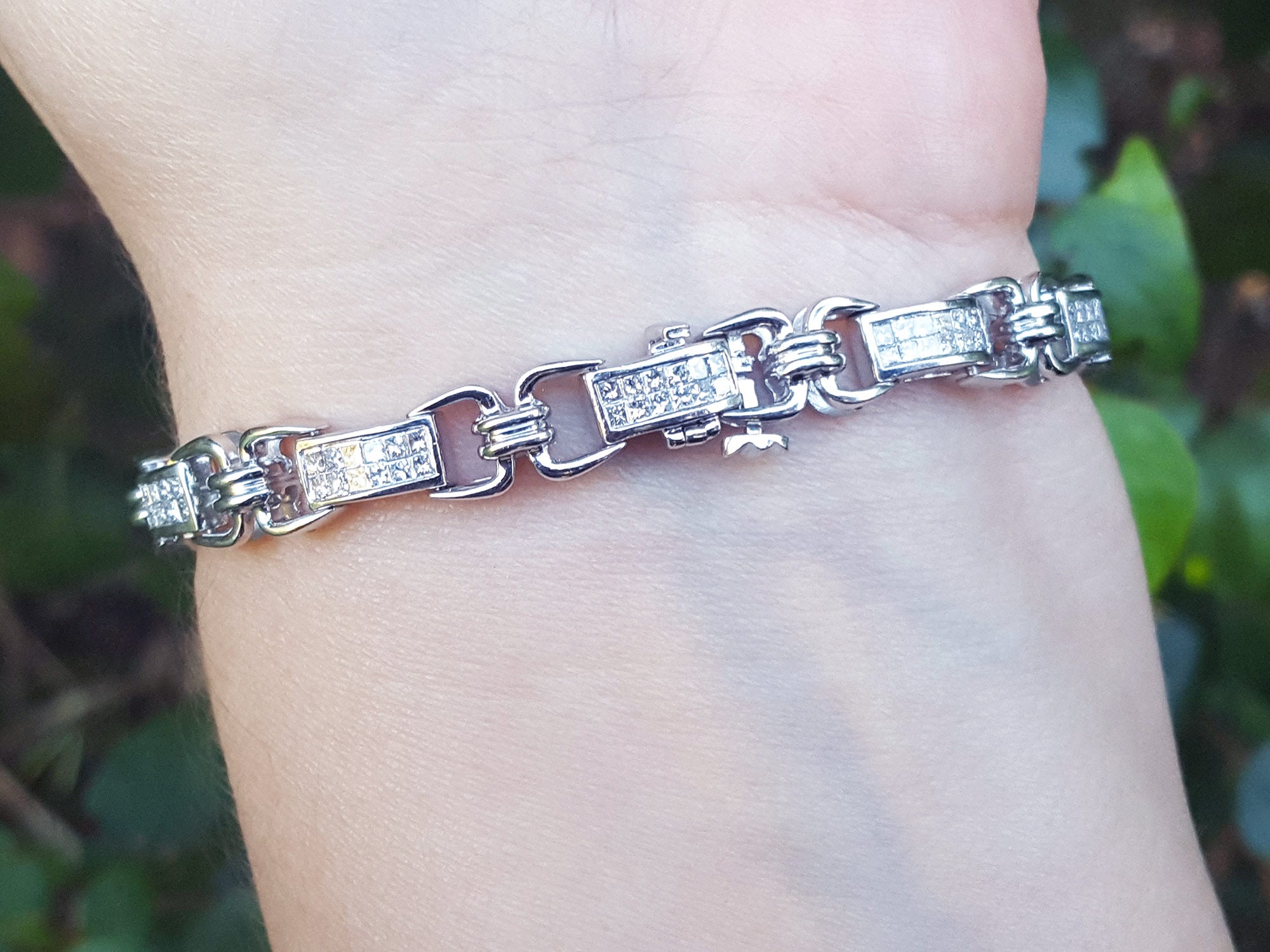 Princess cut diamonds and emeralds bracelets for women