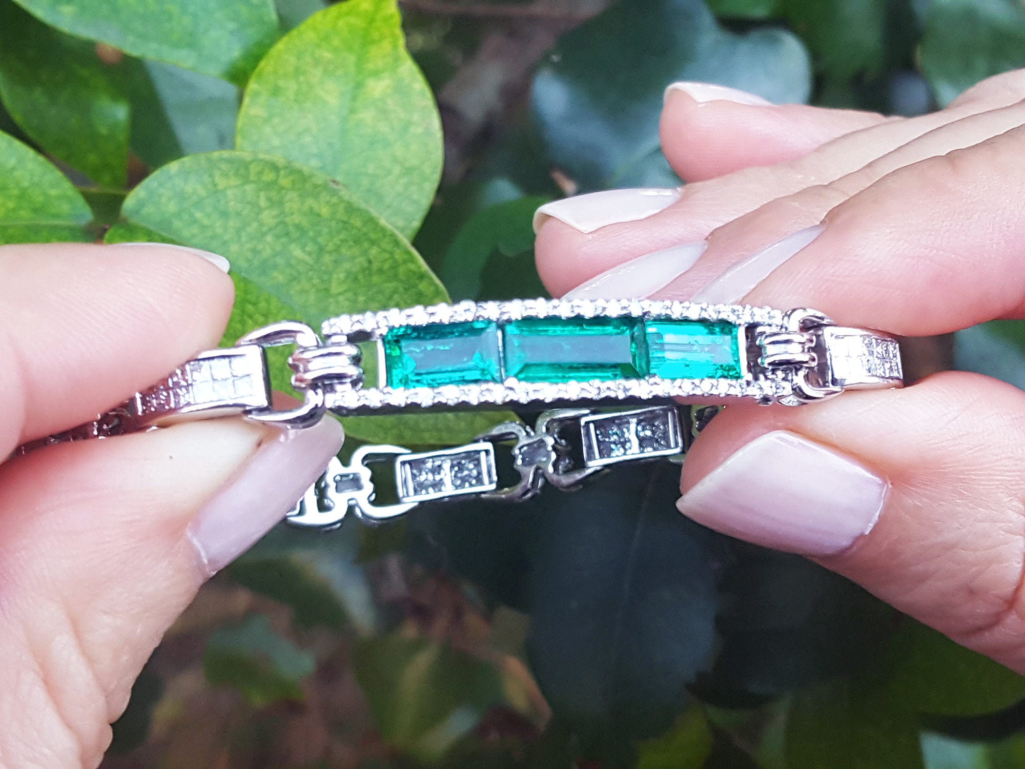 Women&#39;s Colombian emeralds bracelets