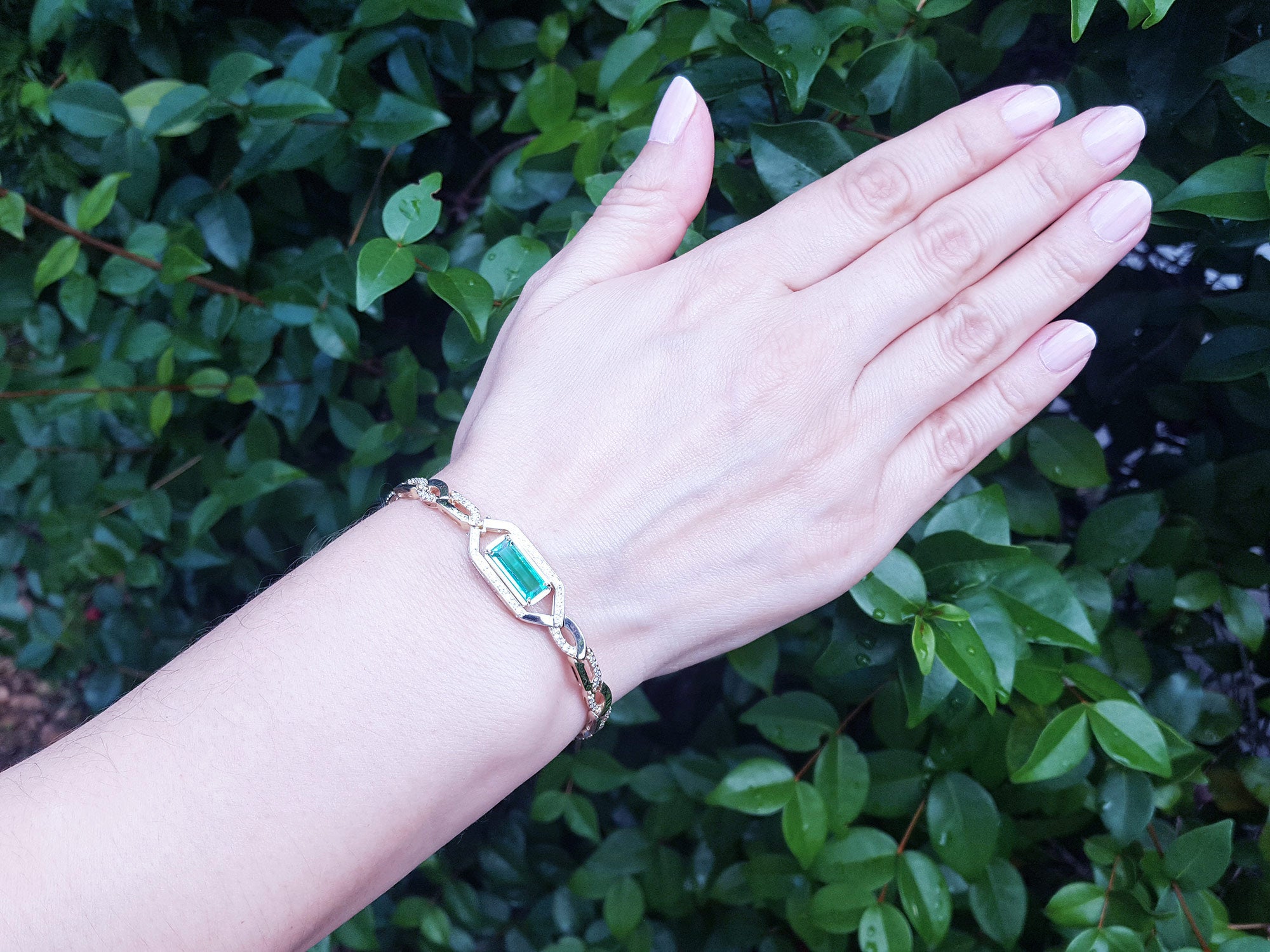 Women&#39;s emerald gold bracelets