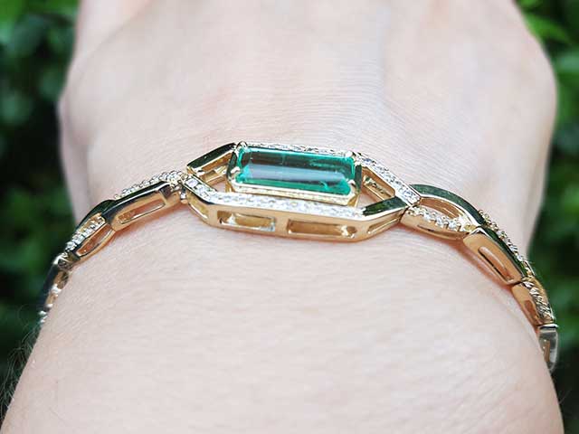 Mother’s day jewelry with real emeralds