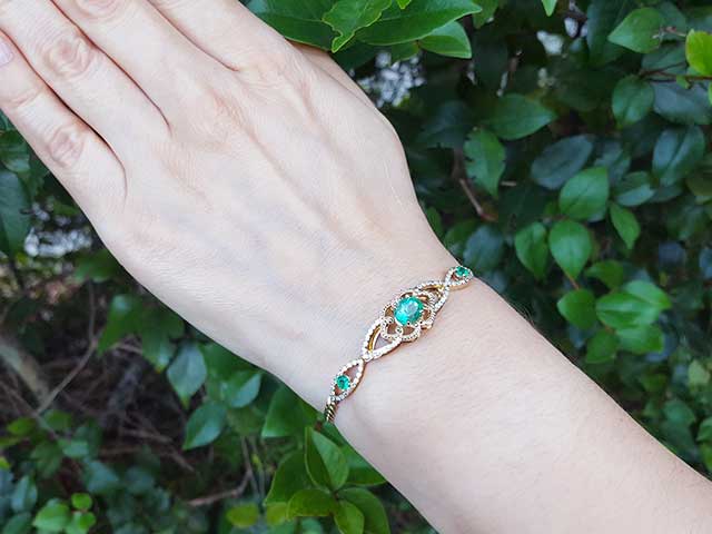 Oval cut emerald bracelet