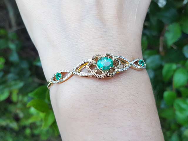 Emerald and diamond mother’s day jewelry