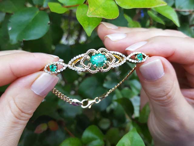 Hand made solid gold emerald bracelet
