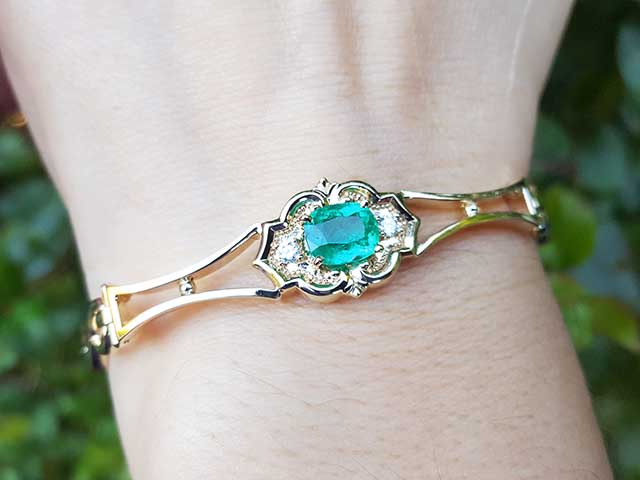 Gold and emeralds jewelry