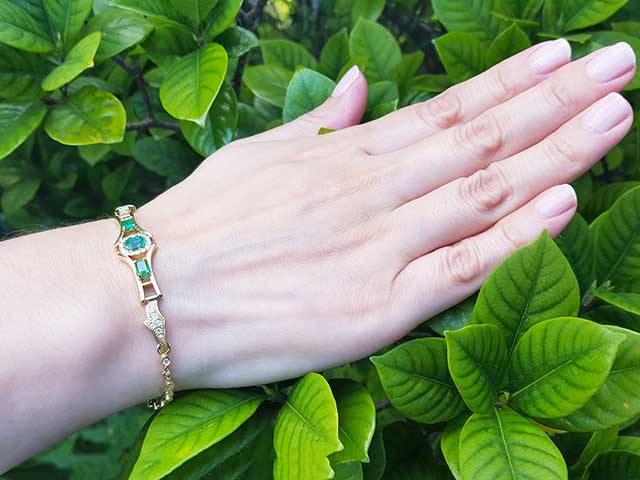 Emerald and diamond bracelet for women