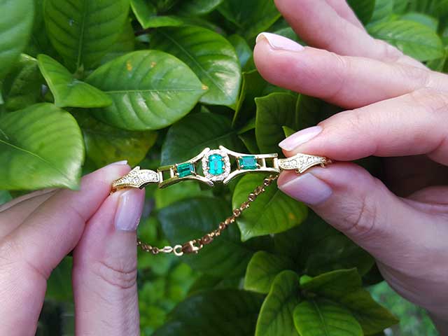 Emerald jewelry gift for mother’s day