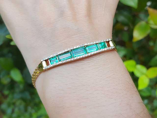 Gold and emeralds jewelry for mother’s day