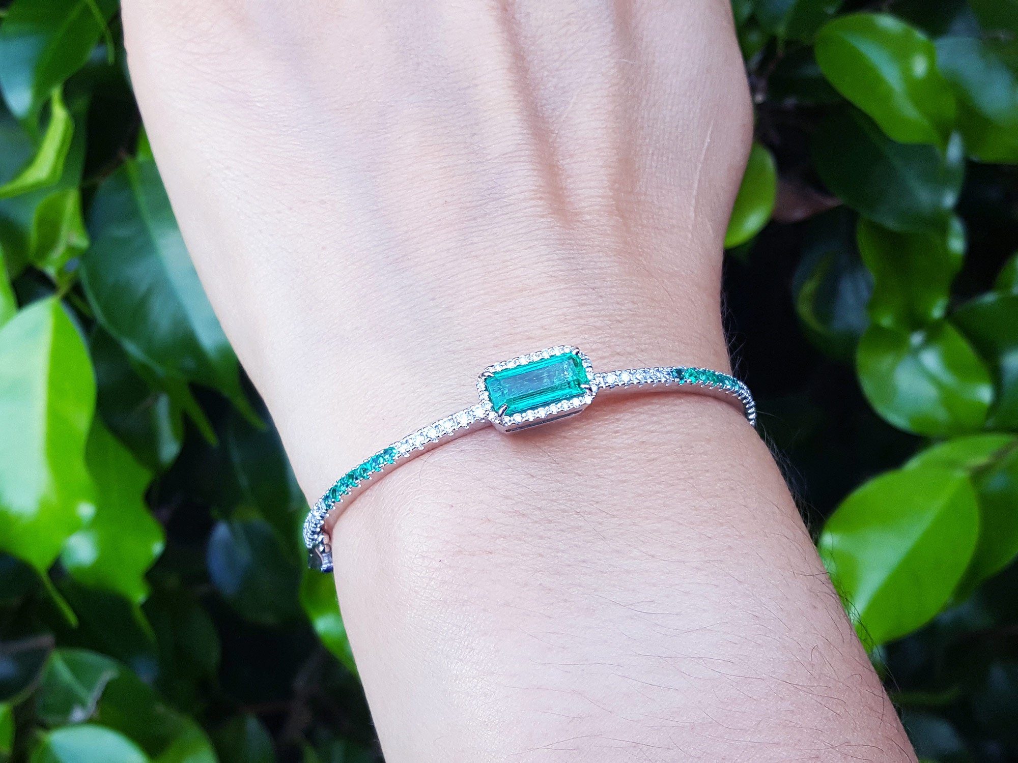 Emerald jewelry for women in USA
