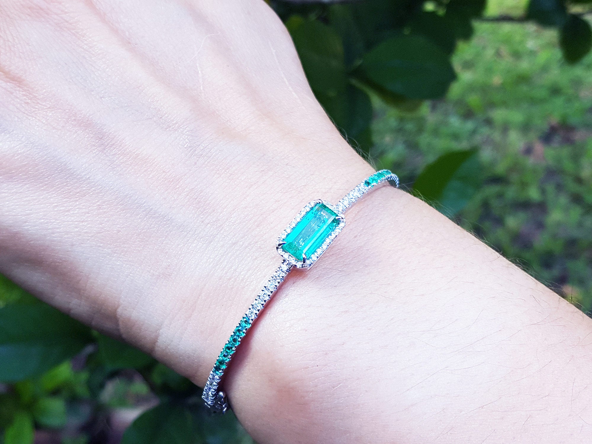 Woen's emerald bracelets for sale in USA
