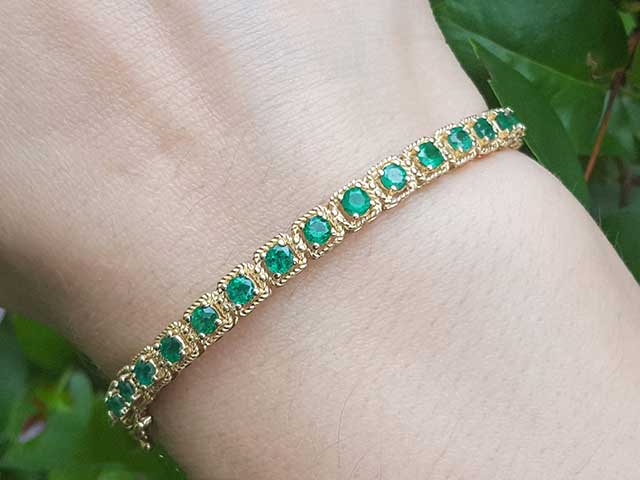 Solid yellow gold bracelet with emerald