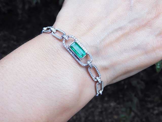 Mother’s day emerald bracelet the perfect gift for her