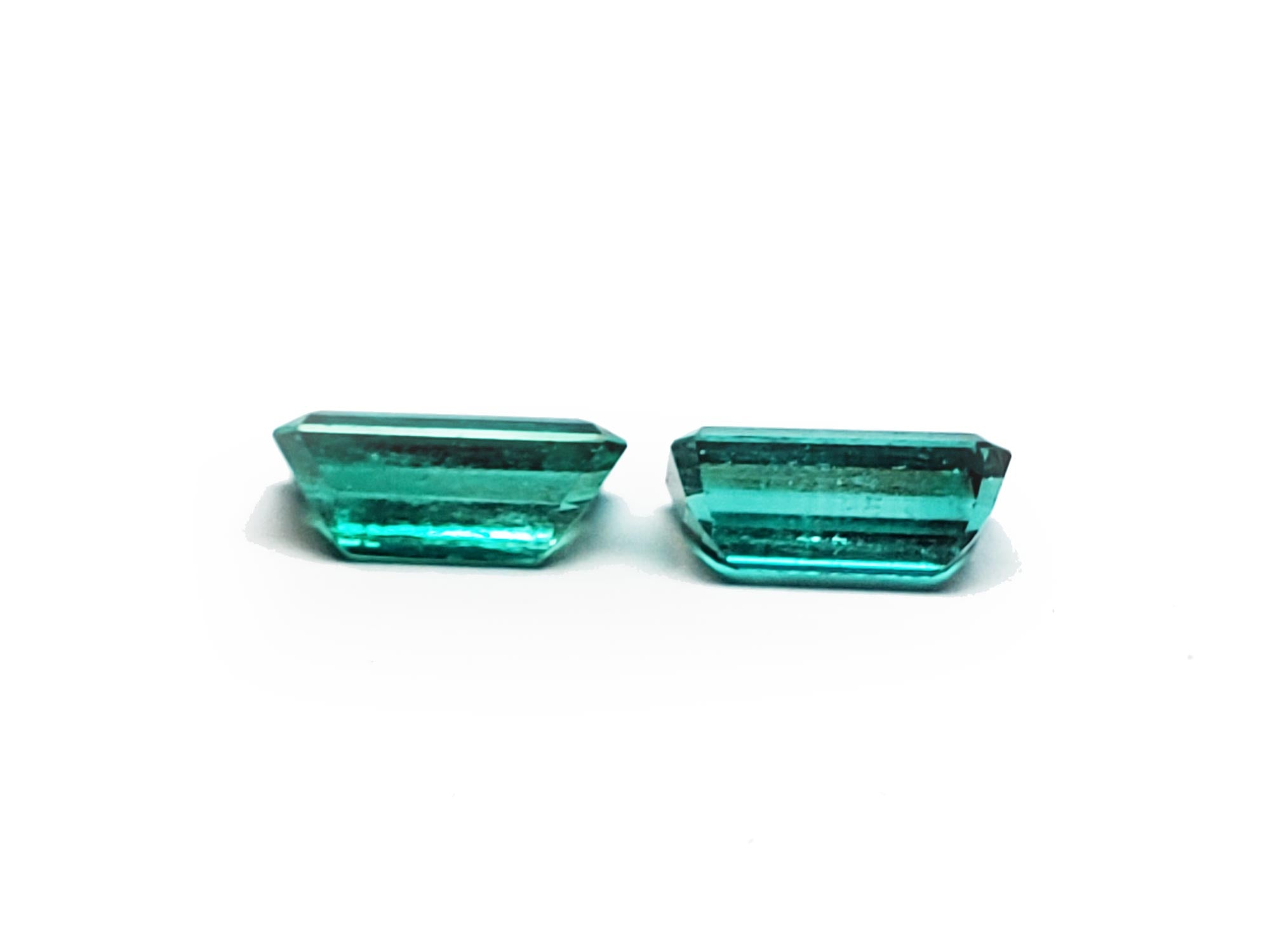 Loose matching pair emeralds for earrings