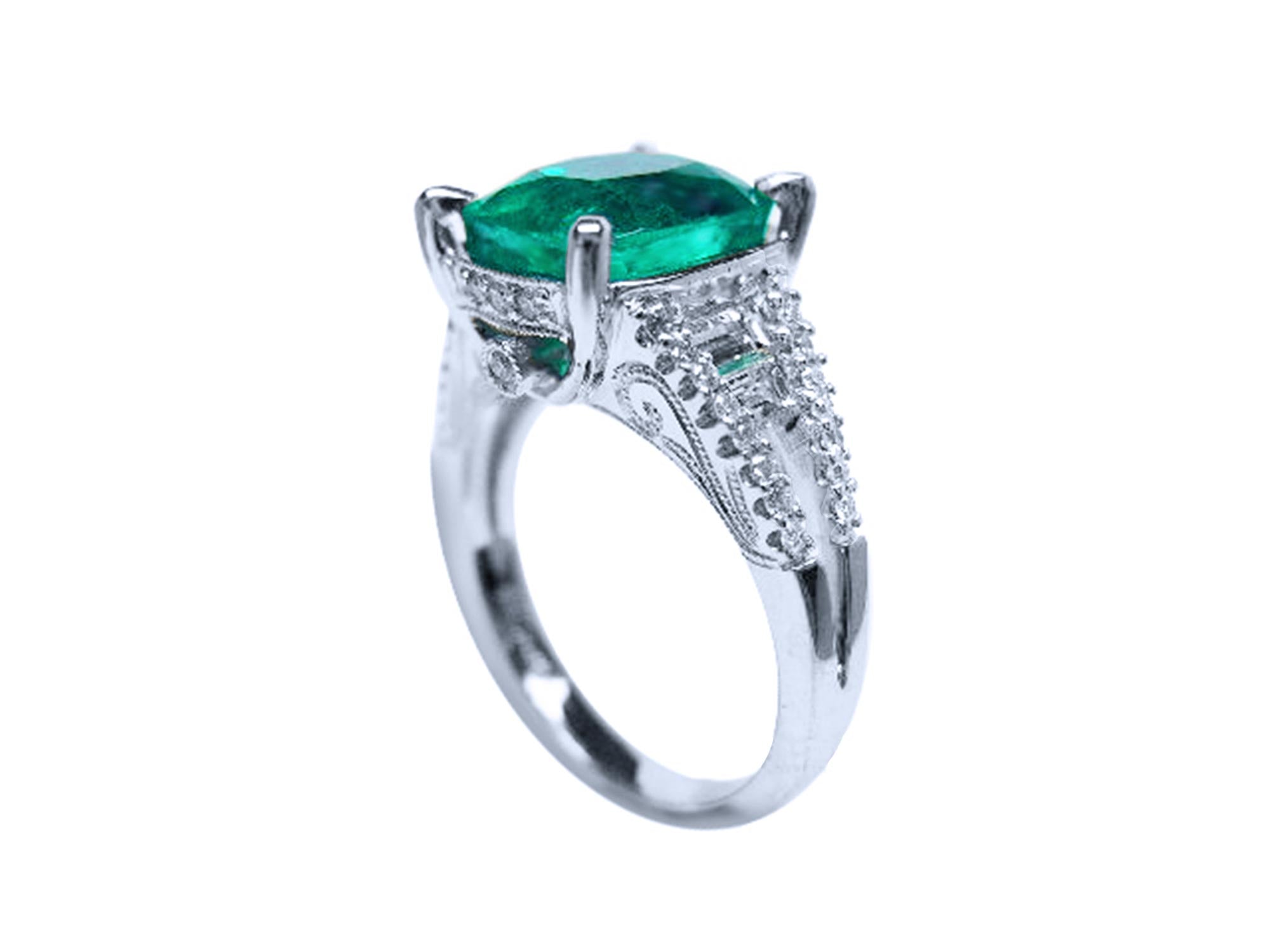 Esmeralda y diamantes en anillo de oro