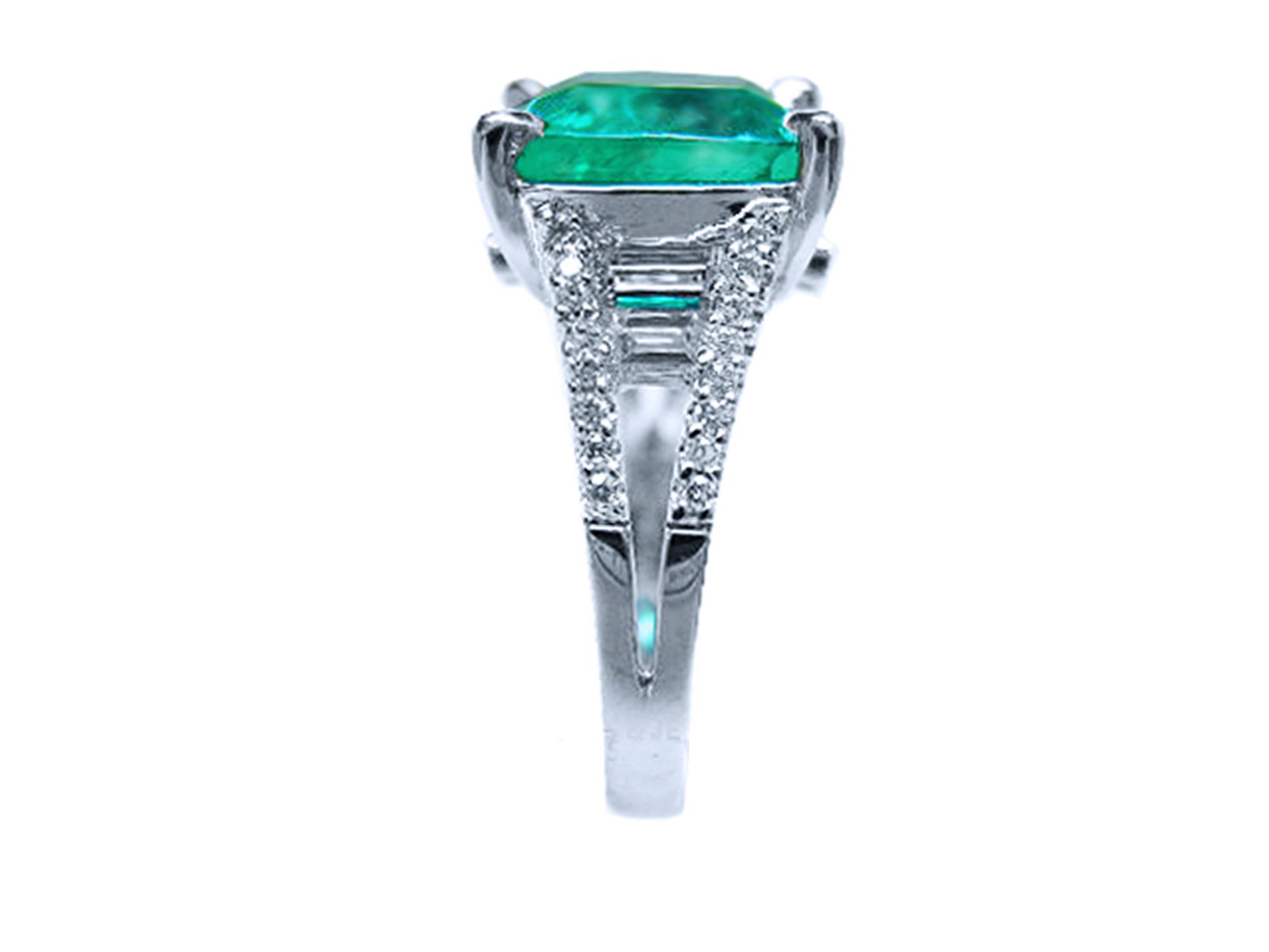 Esmeralda de las minas de Muzo en anillo para dama