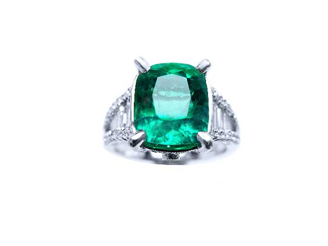 Auténtica esmeralda diamantes y oro en anillo de compromiso