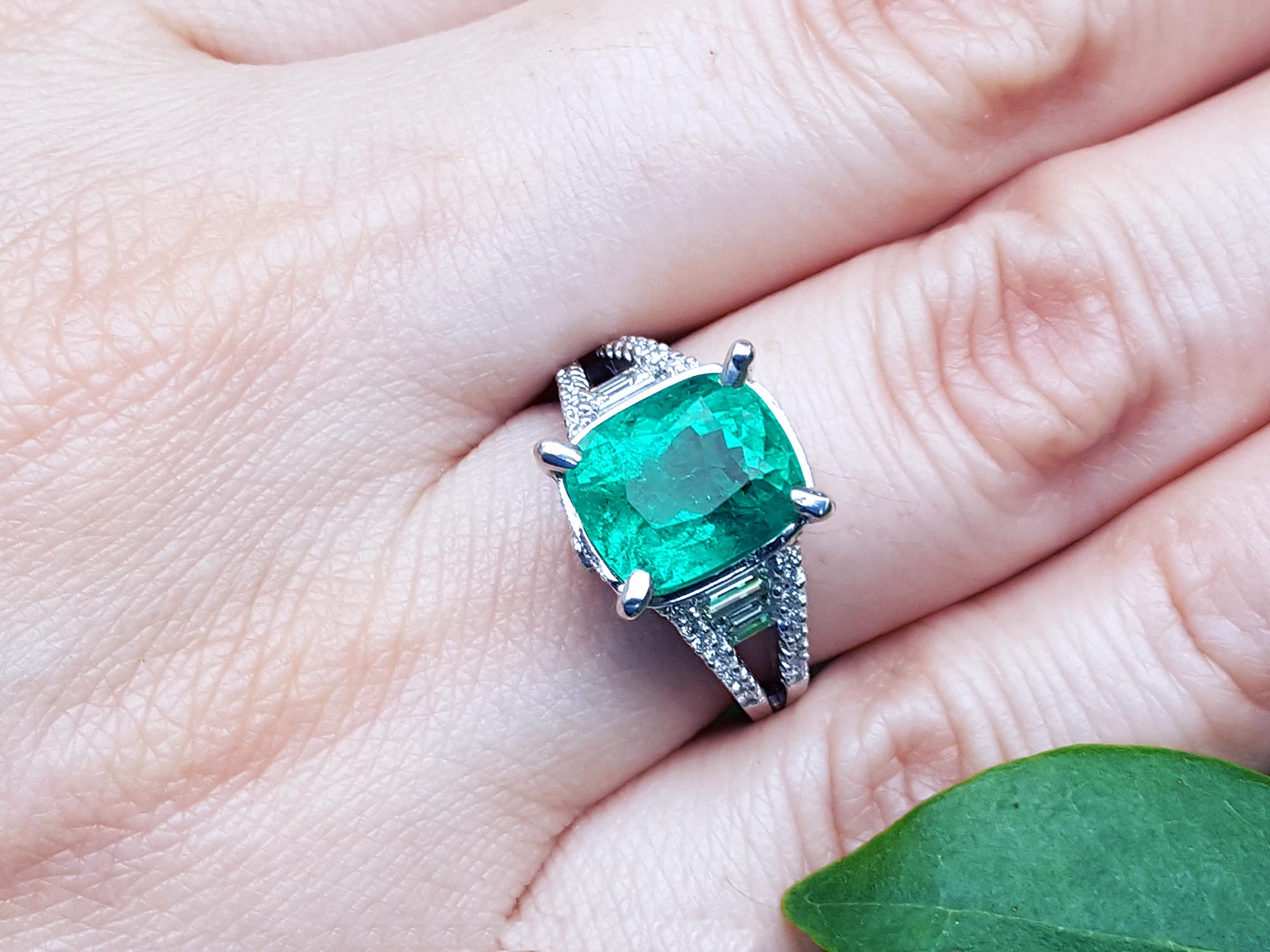 anillo de compromiso con esmeralda y diamantes