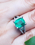 anillo de compromiso con esmeralda y diamantes
