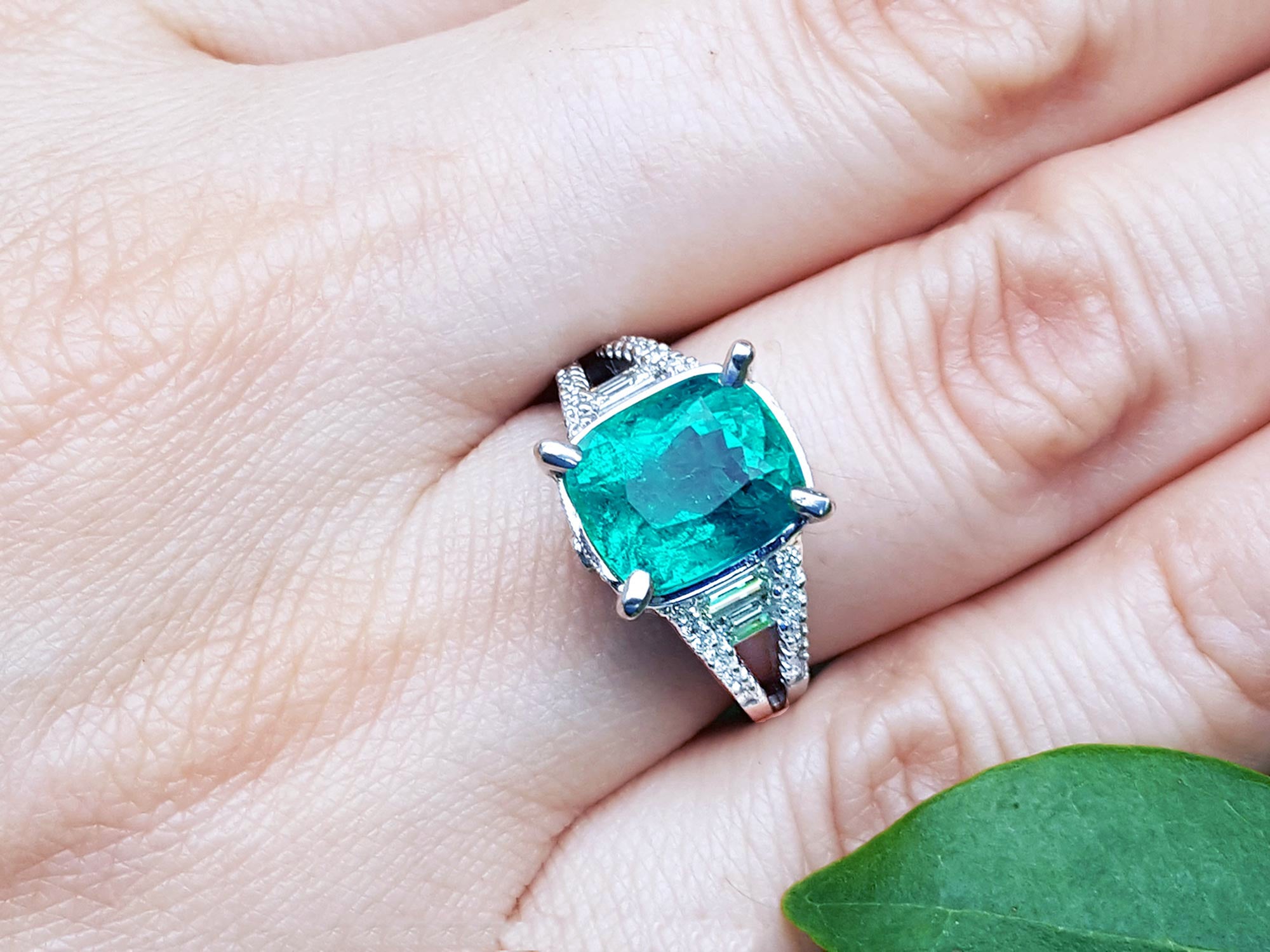 anillo de compromiso con esmeralda colombiana