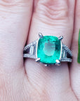 esmeralda natural en anillo de oro para mujer
