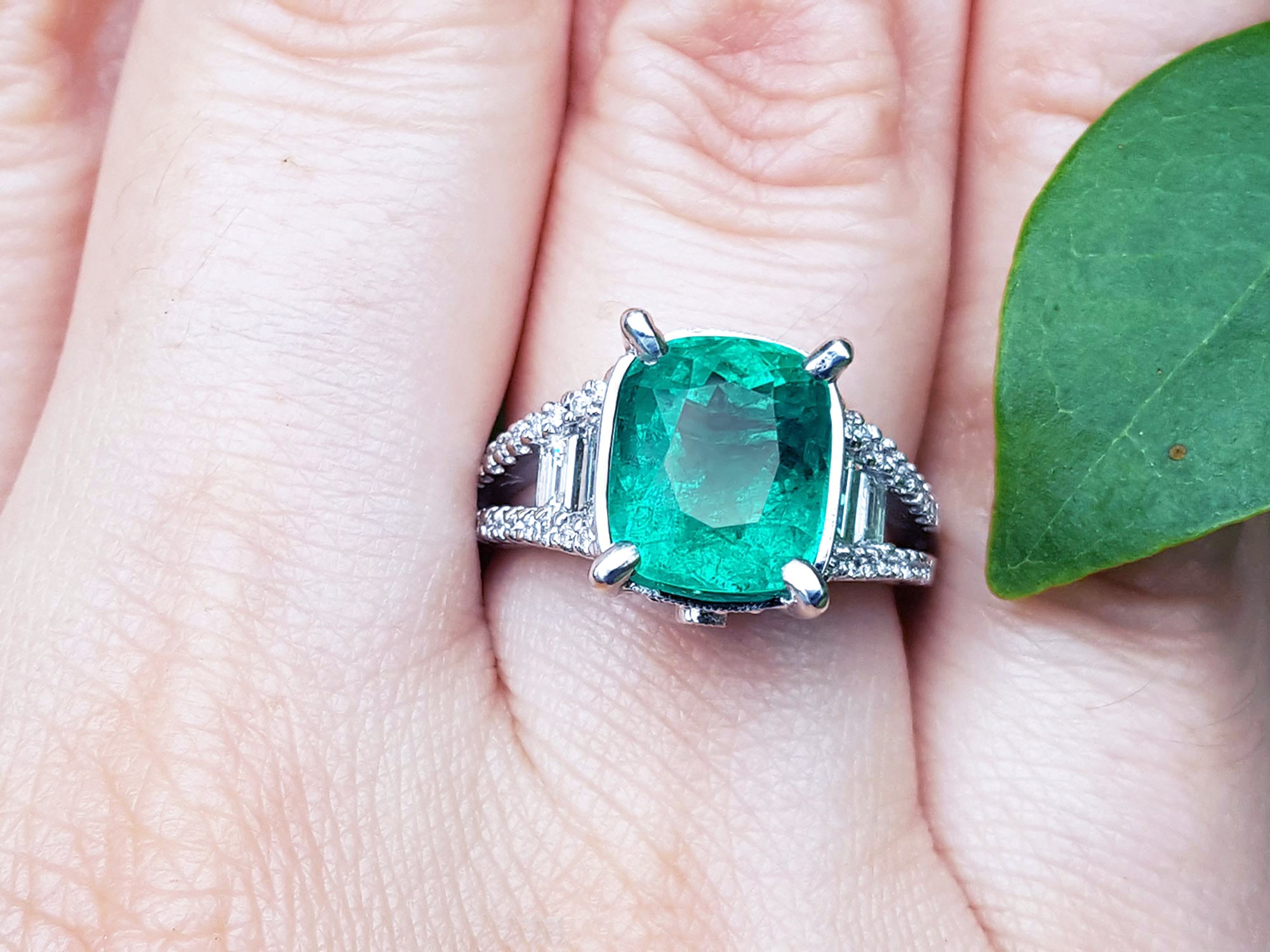 Anillo con esmeralda colombiana certificada