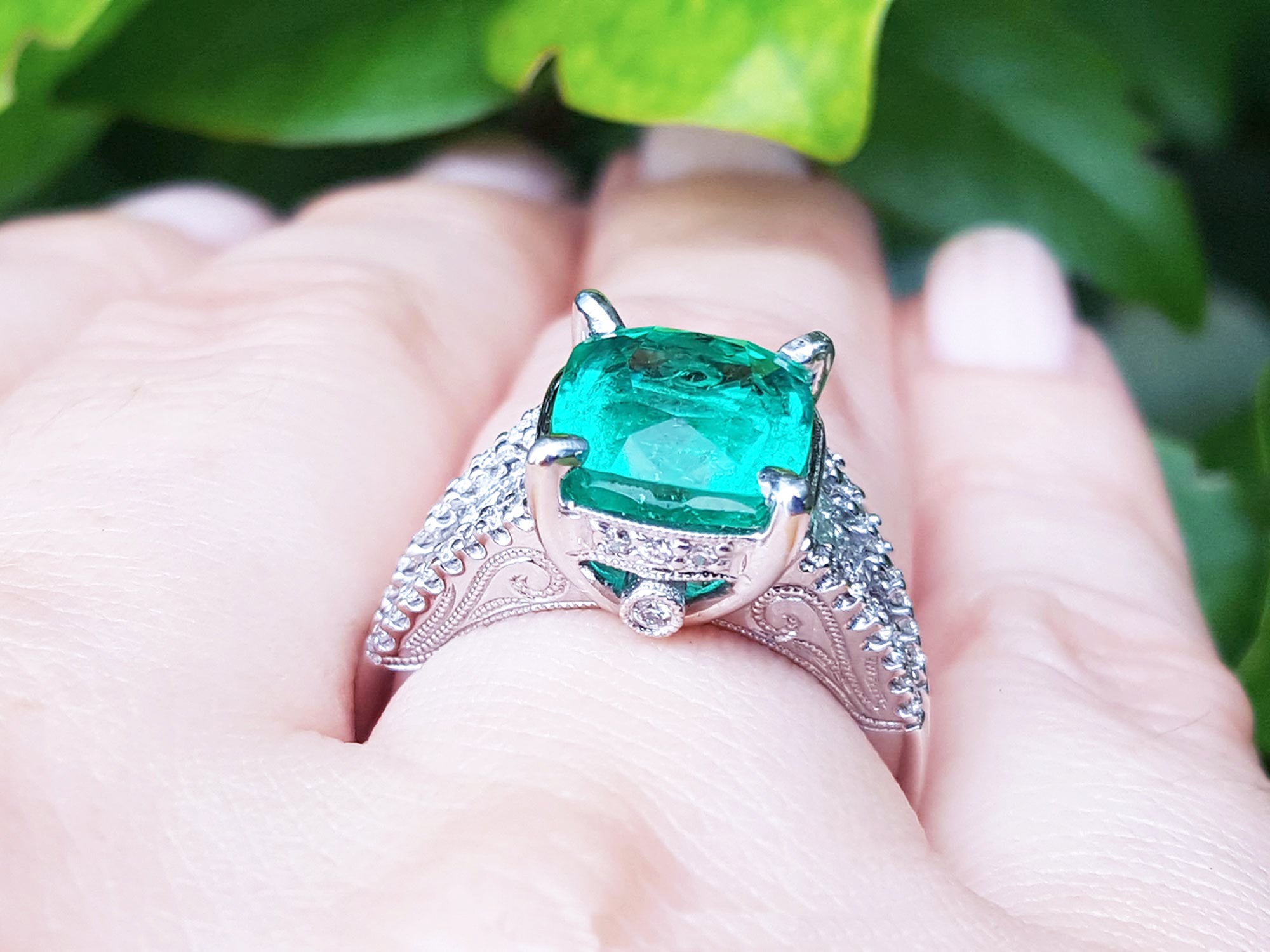 Anillo con esmeralda y diamantes para dama