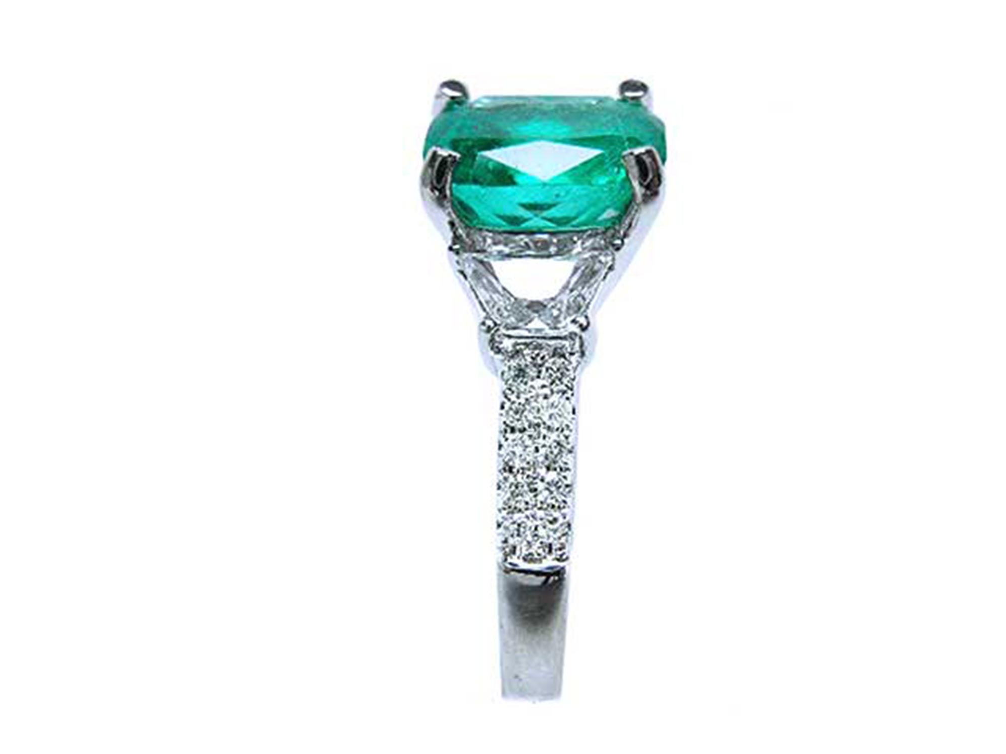 Colombian emerald ring