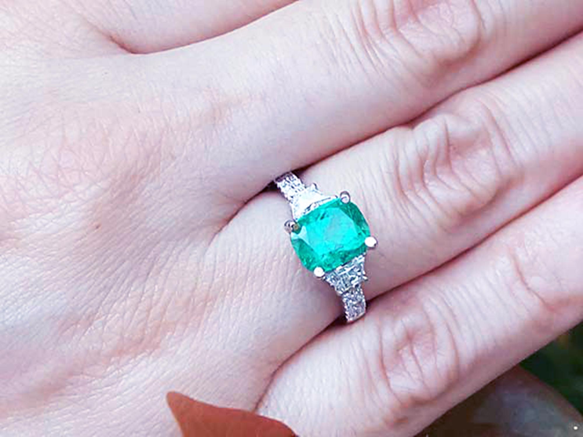 Esmeralda y diamantes en anillo de oro