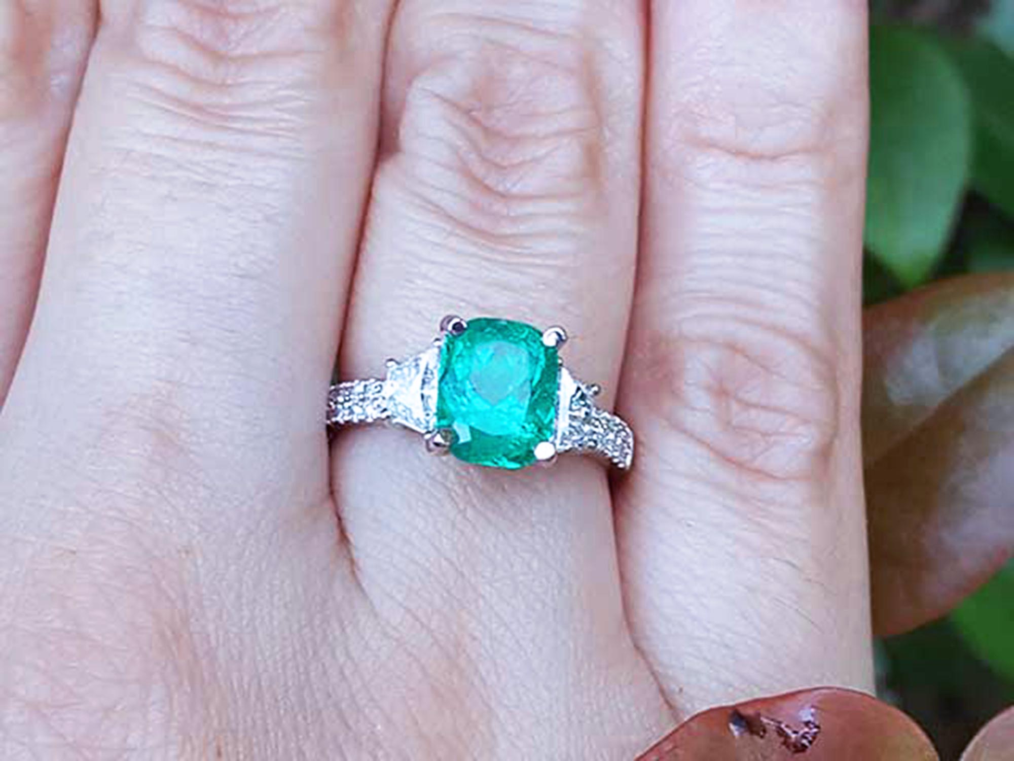 Anillo de oro con esmeralda