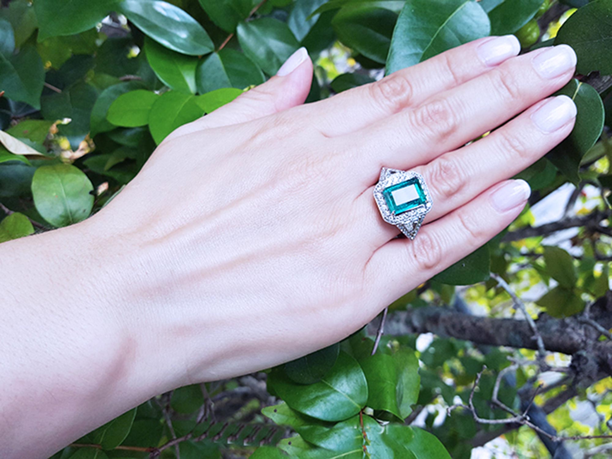Women&#39;s natural emerald jewelry