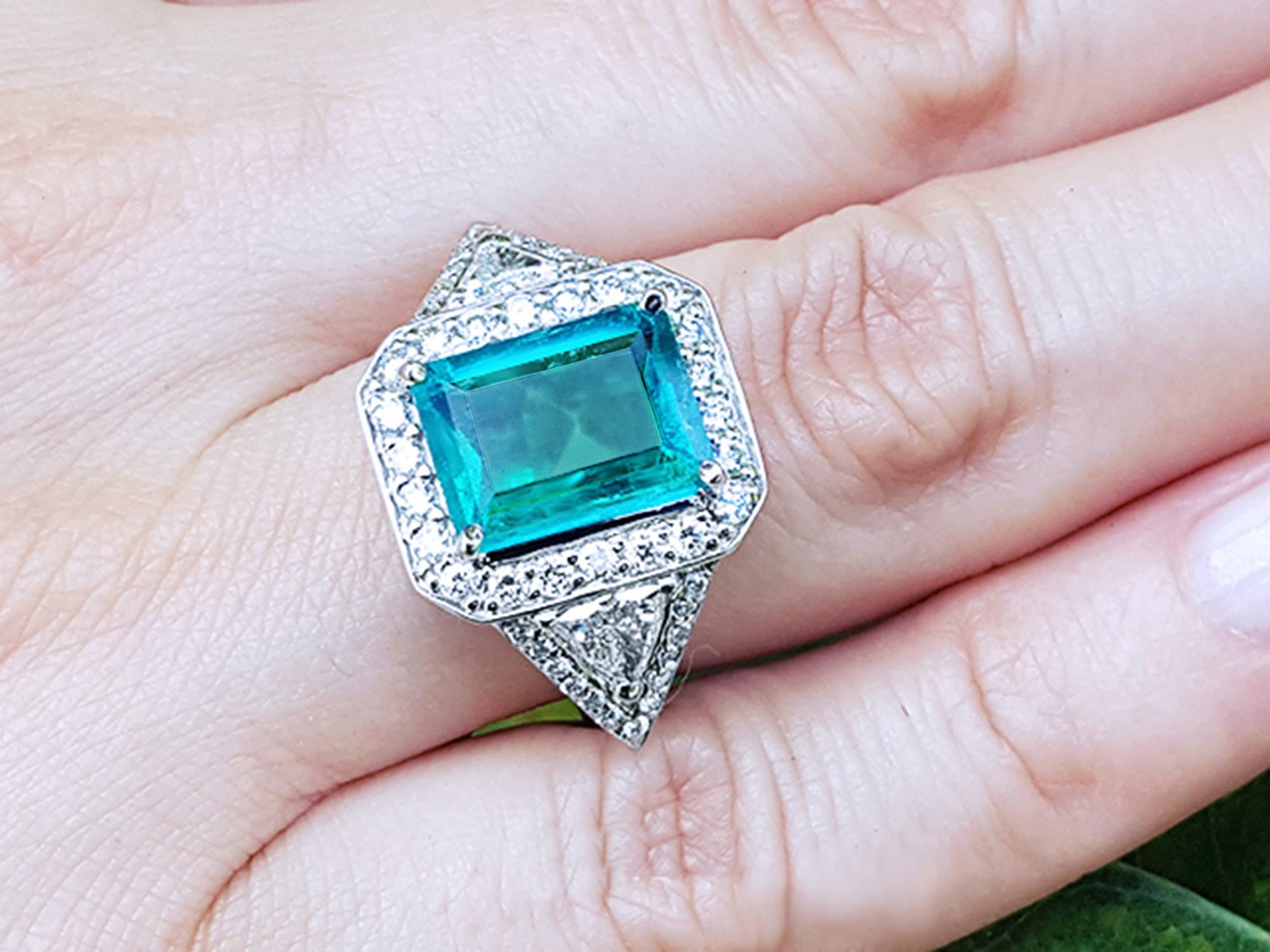 Anillo de compromiso con esmeralda y diamantes naturales