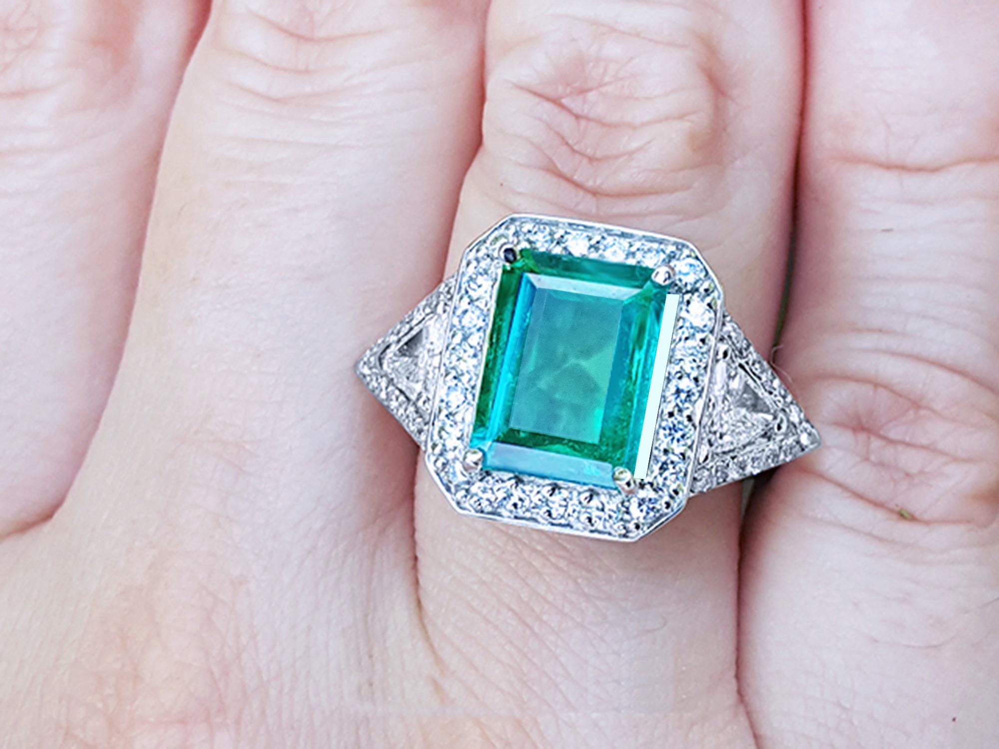 Anillo para dama con esmeralda y diamantes