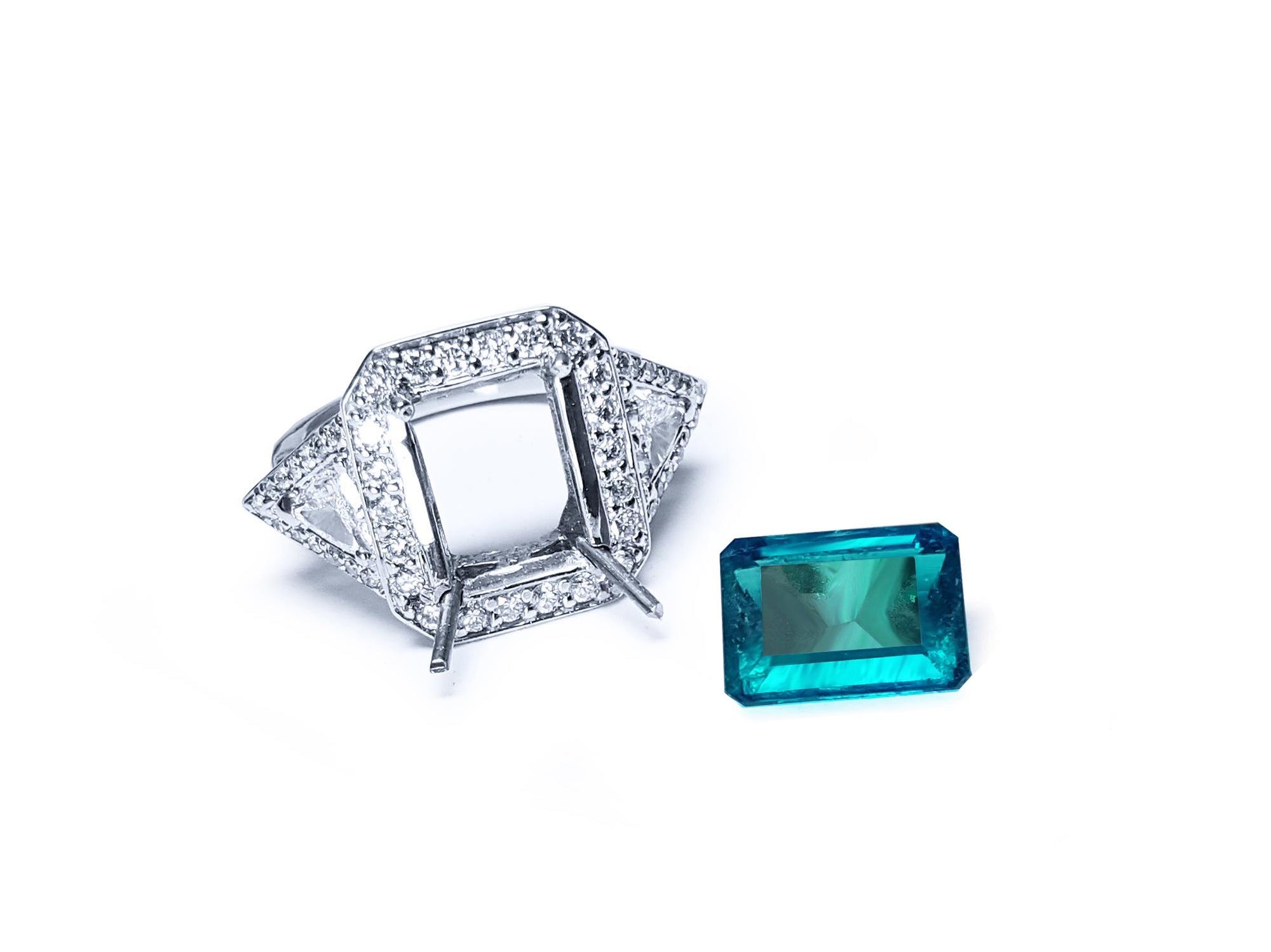 Anillo de oro blanco con esmeralda