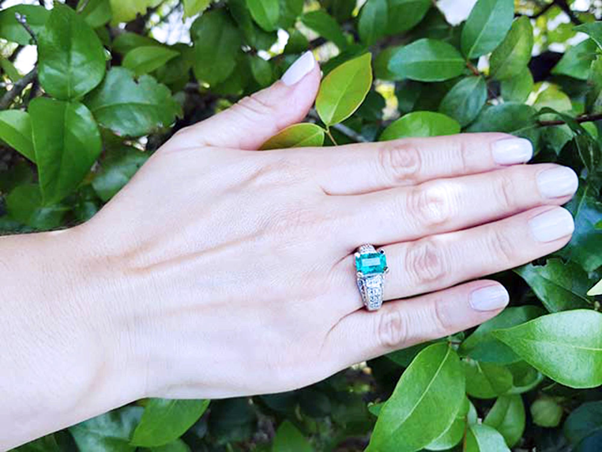 Anillo de compromiso con esmeradas y diamantes