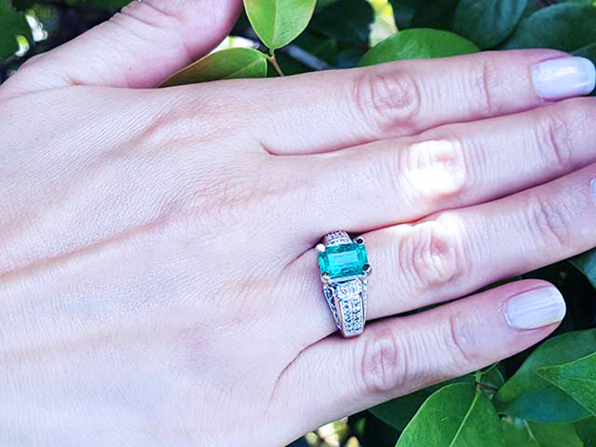 18K Anillo de oro blanco con esmeralda