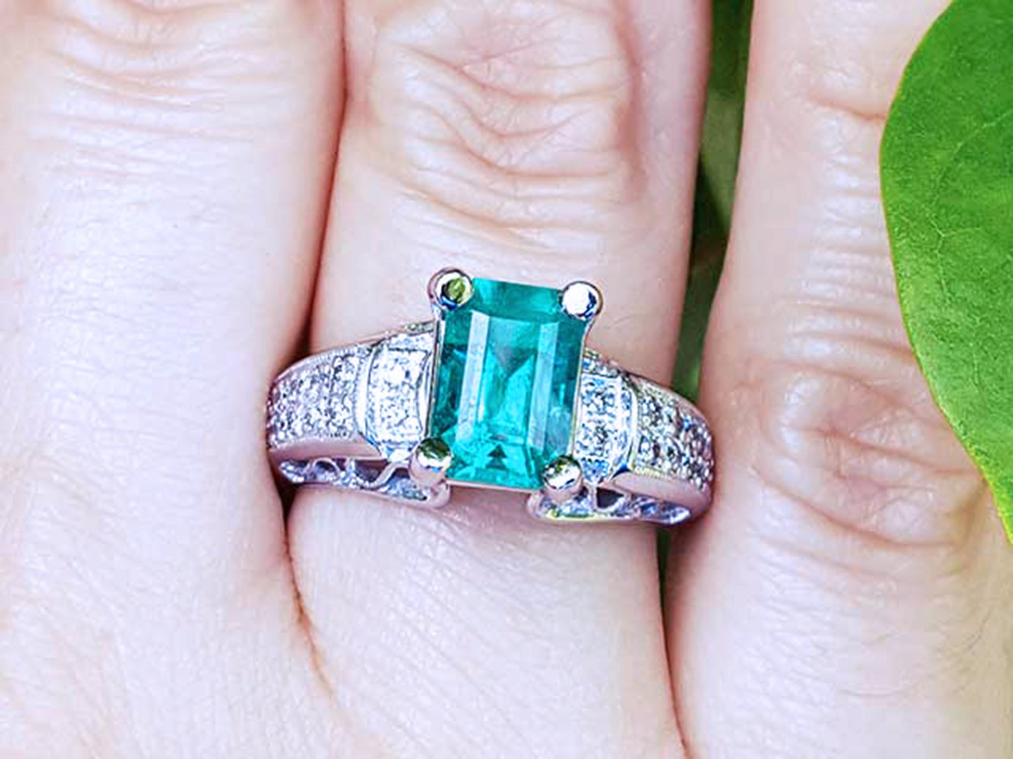 Anillo para mujer en 18k oro blanco esmeralda