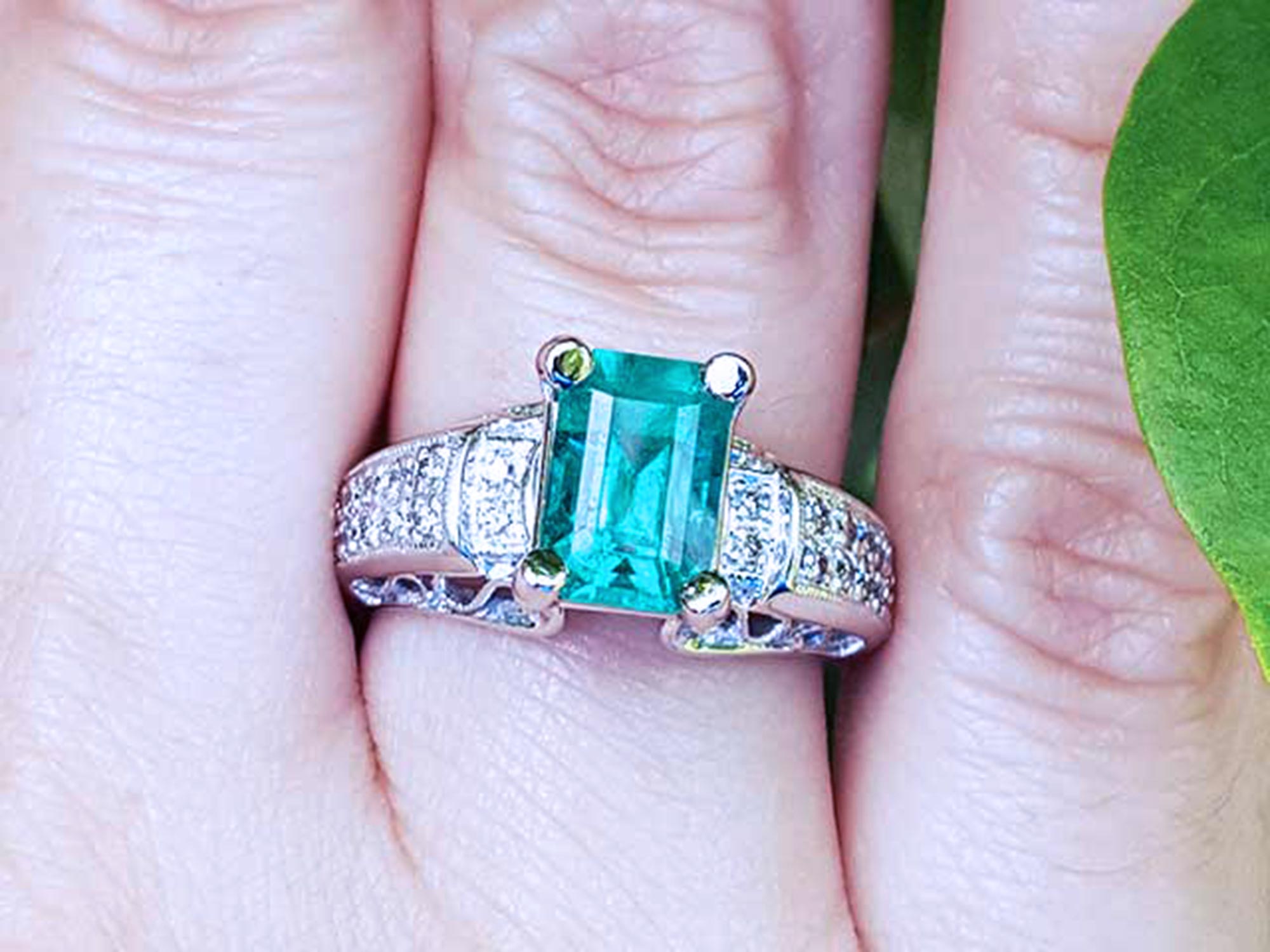 Anillo con Genuine esmeralda de Muzo Colombia