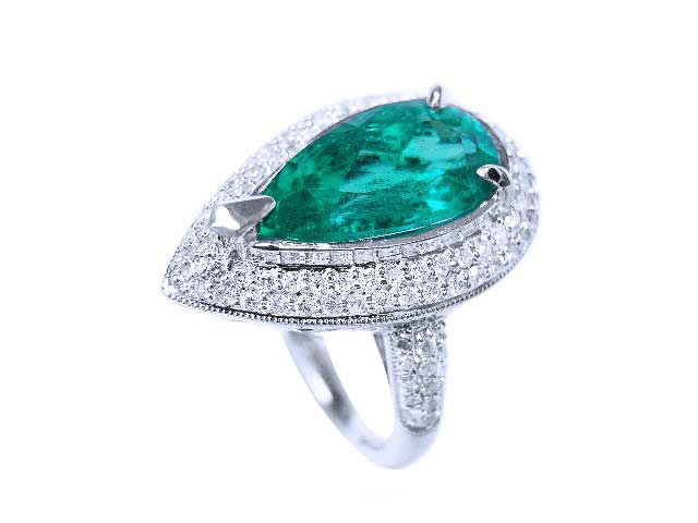 Esmeralda corte pera rodeada de diamantes en anillo para dama