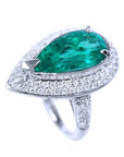 Esmeralda corte pera rodeada de diamantes en anillo para dama