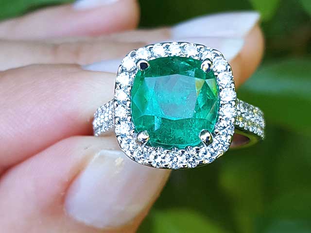 Emerald cushion cut deals ring