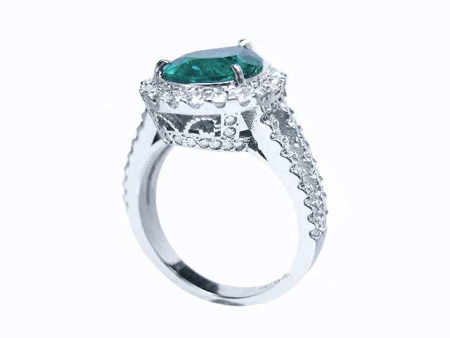 Esmeralda rodeada de diamantes para anillo de compromiso