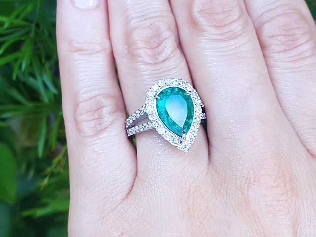 Emerald and diamonds women’s rings