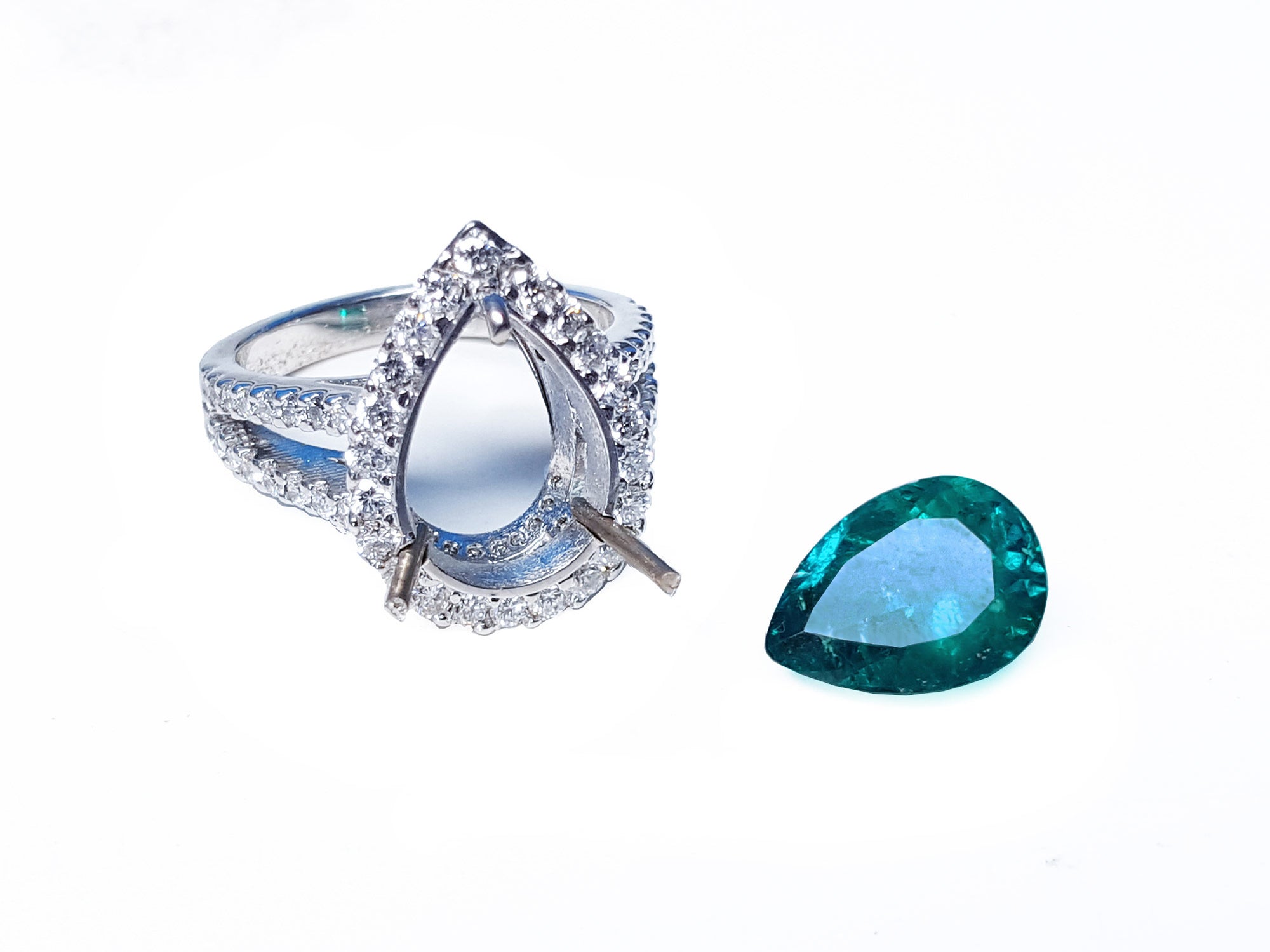 Anillo de oro blanco de 18k con esmeralda