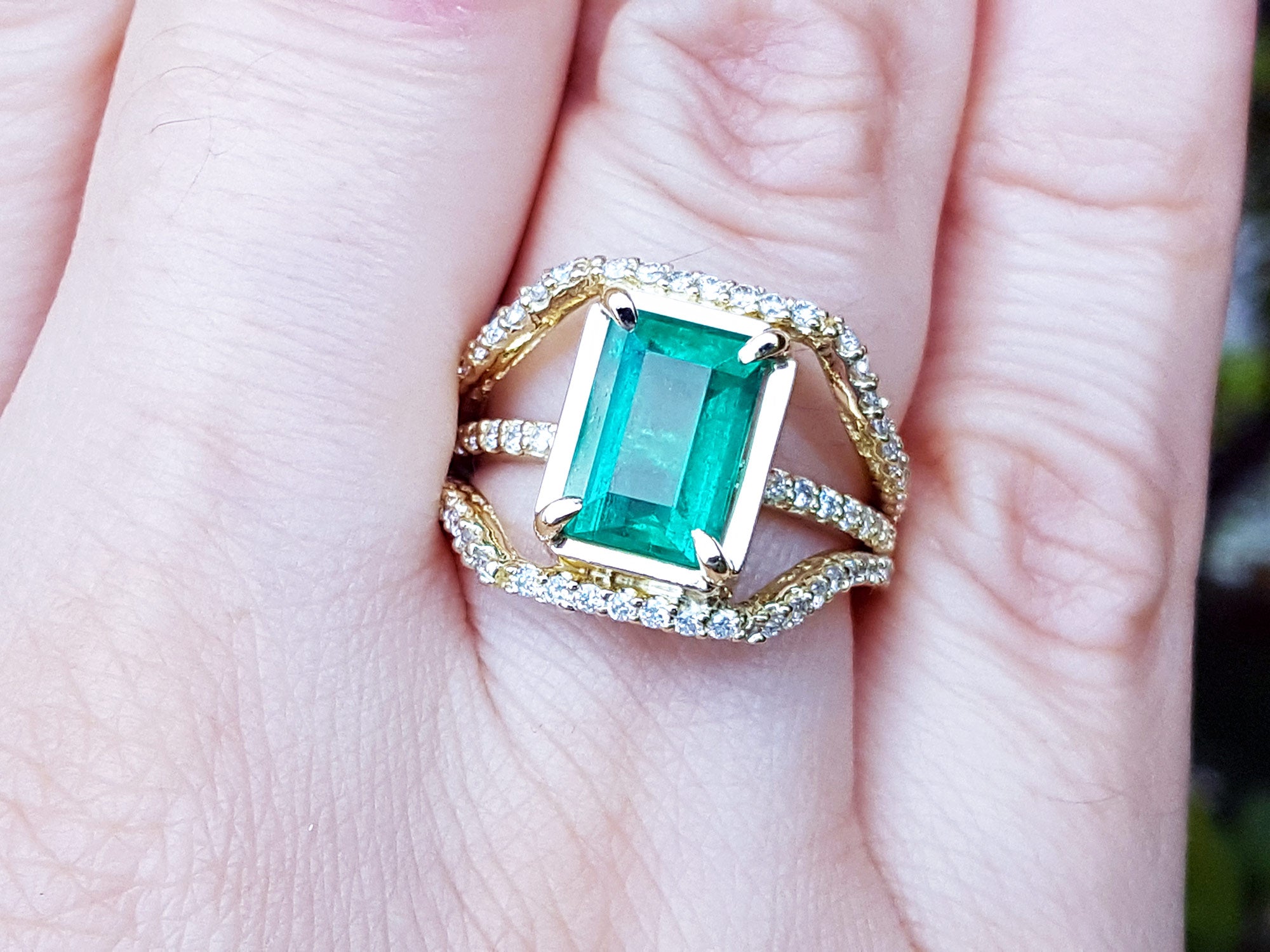 Women&#39;s natural emerald ring